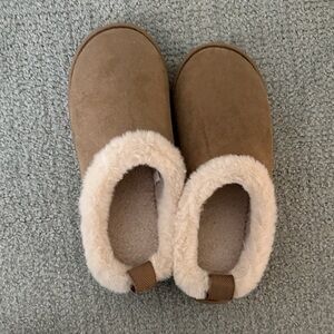 NEVER WORN Cozy Brown and Cream Slippers